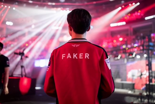 NAVI 击败 FaZe，而 NIP 在 IEM 科隆 2025 的首场比赛中输给了 aurora